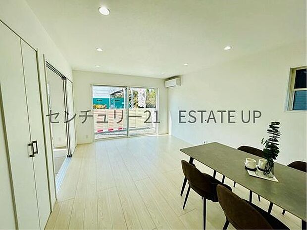 【リビング】大きな窓から明るい陽光が差し込み、ご家族皆様でゆったりとお過ごしいただけるリビングです。