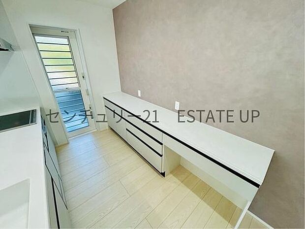 【キッチン】背面は、家電置き場としてもご利用いただけます。作業スペースにもなるため、ご家族やご友人と料理をする際などに重宝しそうです。