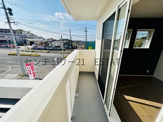 【バルコニー】バルコニーもあるので洗濯物もよく乾きそうです。