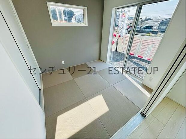 【和室】リビングに和室があり、思い切りお子様が遊べるキッズスペースにぴったり！