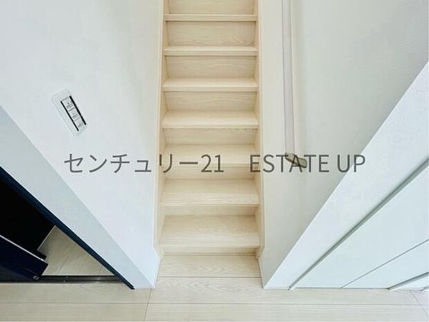 【階段】階段の途中でふと顔を合わせる、そんな日常の一コマが愛おしい。