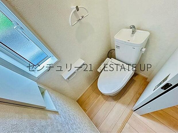 【トイレ】温水洗浄便座付きのトイレです。床と壁もシックなつくりです。