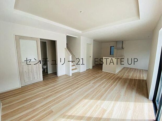 【リビング】ご家族皆様でゆったりとお過ごしいただけるリビングです。