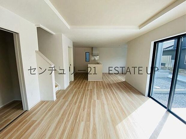 【リビング】大きな窓から明るい陽光が差し込み、ご家族皆様でゆったりとお過ごしいただけるリビングです。