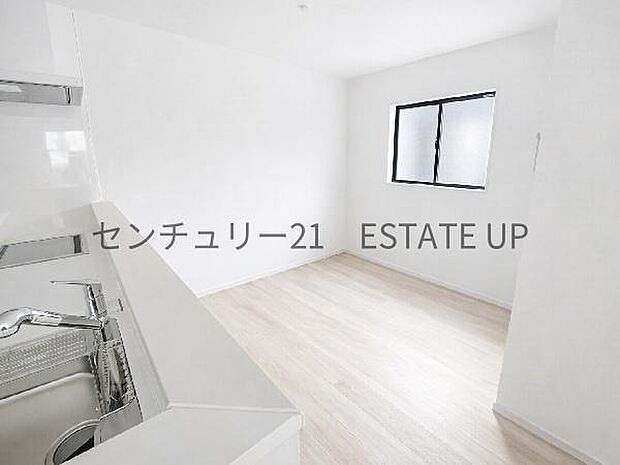 【リビング】キッチン前にスペースがあるのでキッズのスペースを作って料理しながら見守れます♪ダイニングテーブル置いて会話しながら料理も♪