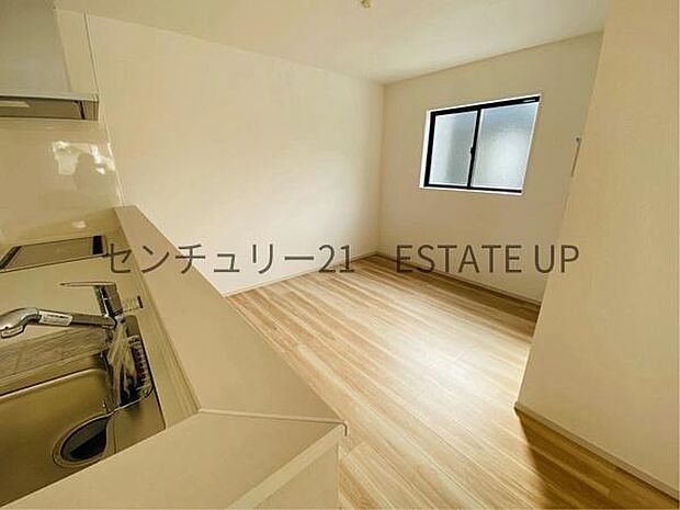 【リビング】キッチン前にスペースがあるのでキッズのスペースを作って料理しながら見守れます♪ダイニングテーブル置いて会話しながら料理も♪