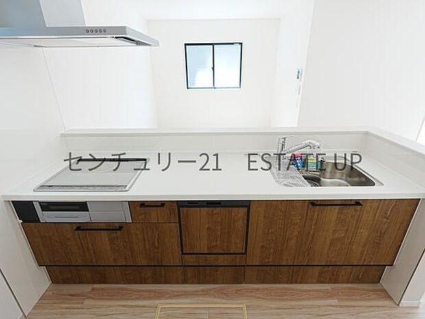 【キッチン】火力の調整が楽で安全性の高い人気のIH。お子様も見守れる対面キッチンです。
