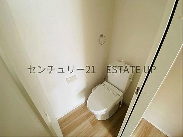 【トイレ】温水洗浄便座付きのトイレです。