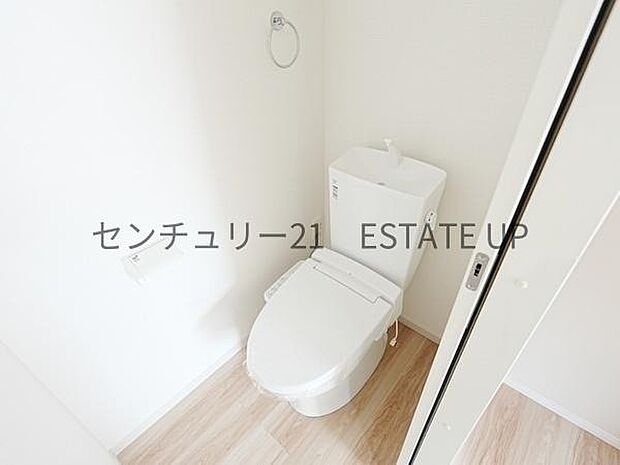 【トイレ】温水洗浄便座付きのトイレです。