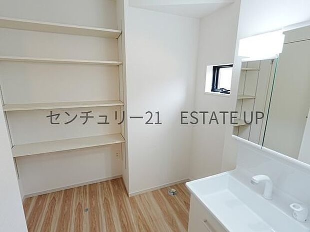 【洗面台・洗面所】洗面台横に収納棚があるので整理整頓ができます♪