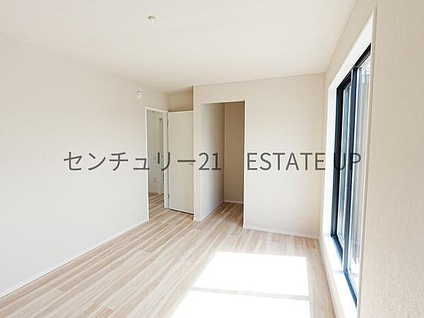 【洋室】バルコニーに出れる洋室です。