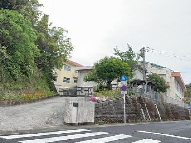 鹿児島市立大明丘小学校まで938m、大明丘小学校では、「心豊かで　つよく　かしこい子ども」を育てることを校訓としています。