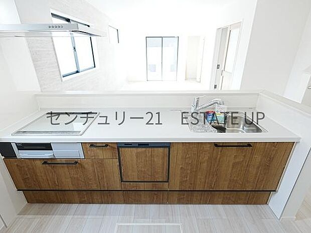 【キッチン】火力の調整が楽で安全性の高い人気のIH。お子様も見守れる対面キッチンです。