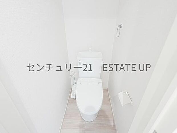 【トイレ】二階トイレ。各階にトイレが付いているので、忙しい朝の時間帯にも安心。