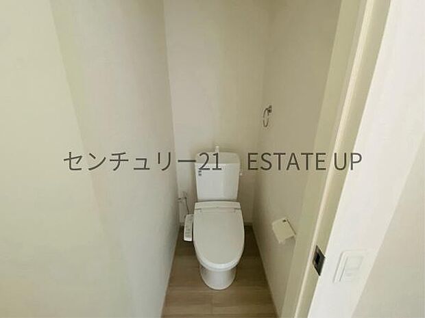 【トイレ】二階トイレ。各階にトイレが付いているので、忙しい朝の時間帯にも安心。