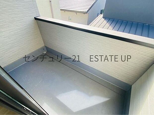 【バルコニー】バルコニーもあるので洗濯物もよく乾きそうです。