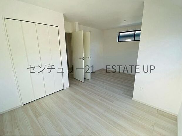 【洋室】収納スペースもあるので広くご活用できます。