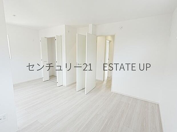 【洋室】二つの入り口で広々とした洋室です。