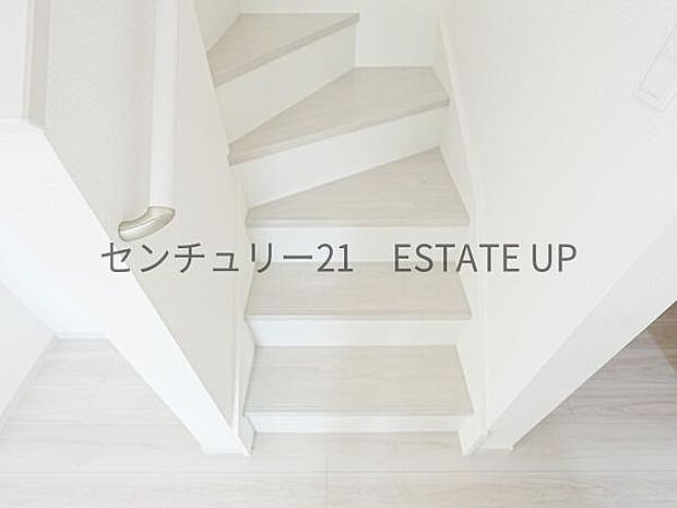 【階段】階段の途中でふと顔を合わせる、そんな日常の一コマが愛おしい。