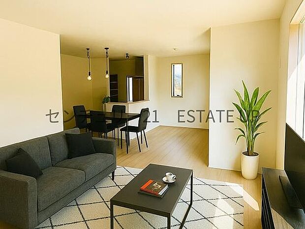 【リビング】リビング空間にキッチン。みんなで食事を楽しめる空間。※ホームステージングしているイメージ図です。