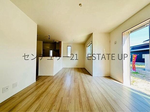 【リビング】大きな窓から明るい陽光が差し込み、ご家族皆様でゆったりとお過ごしいただけるリビングダイニングです。