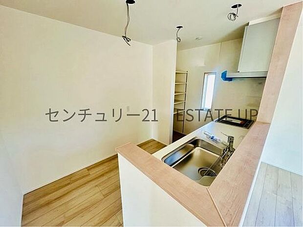 【キッチン】後ろにカップボードが備わっておりたくさん収納可能です♪