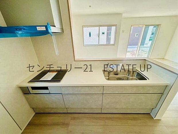 【キッチン】火力の調整が楽で安全性の高い人気のIH。お子様も見守れる対面キッチンです。
