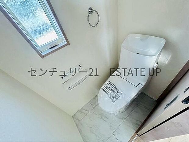 【トイレ】温水洗浄便座付きのトイレです。