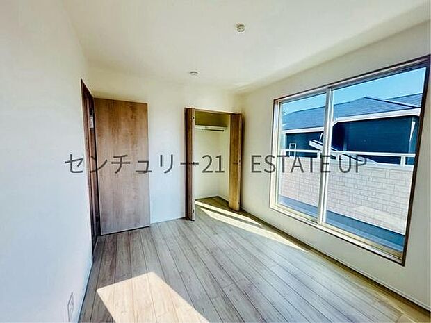 【洋室】窓がついていることで日中も明るくお部屋で過ごせます。