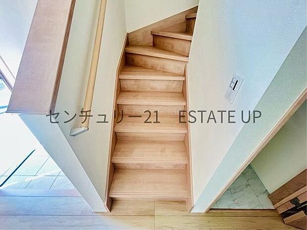 【階段】階段の途中でふと顔を合わせる、そんな日常の一コマが愛おしい。