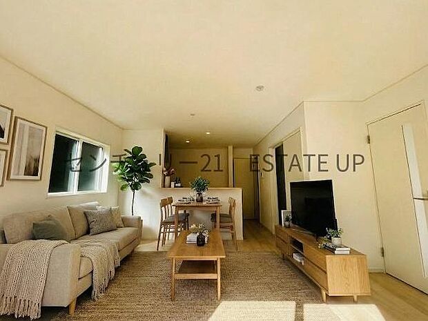 【リビング】リビング空間にキッチン。みんなで食事を楽しめる空間。※ホームステージングしているイメージ図です。