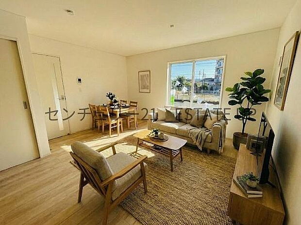 【リビング】広々としたリビング空間で、家族団らんや来客時にもゆったり過ごせる心地よい空間。※ホームステージングしているイメージ図です。