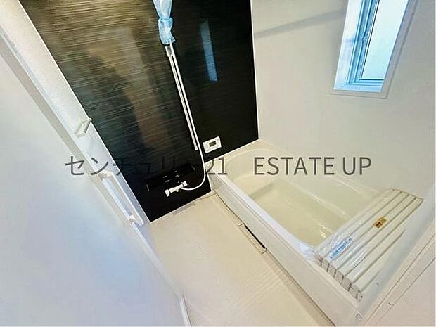 【バス】1日の疲れを癒してくれる広々としたバスルーム。