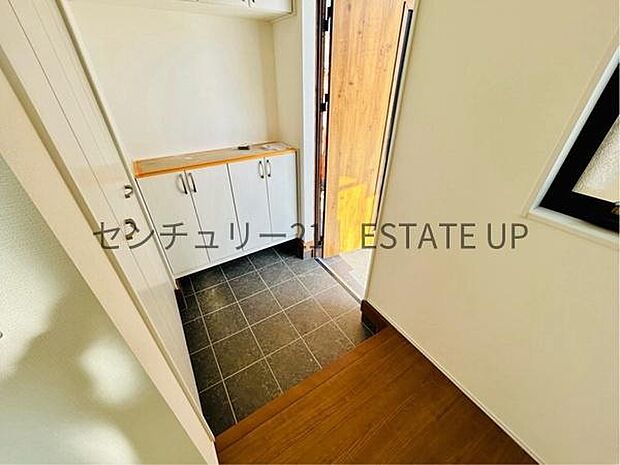 【玄関】シューズボックスもある玄関です。