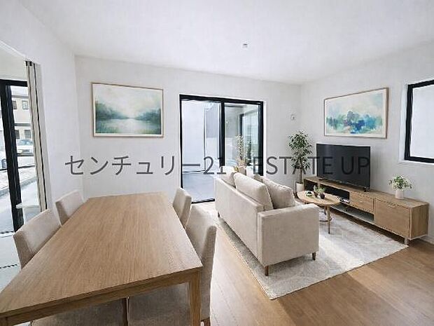 【リビング】広々としたリビング空間で、家族団らんや来客時にもゆったり過ごせる心地よい空間。※ホームステージングしているイメージ図です。