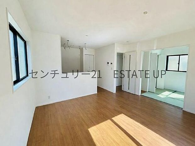 【リビング】リビングに和室がありご家族・来訪者、皆様でゆったりとお過ごしいただけます。