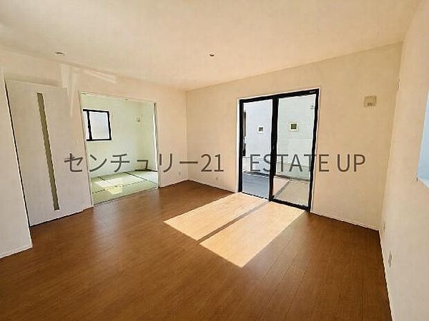 【リビング】心地いい光が差し込みます。過ごしやすいリビングで家族が快適な日々が送れます。