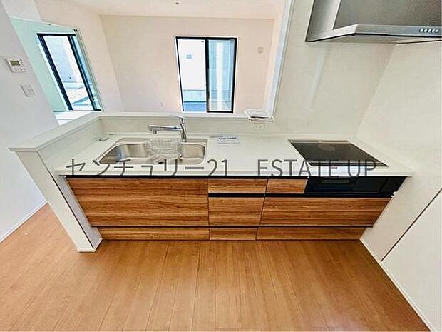 【キッチン】火力の調整が楽で安全性の高い人気のIH。お子様も見守れる対面キッチンです。