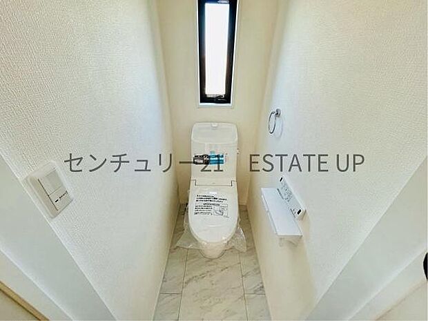 【トイレ】二階トイレ。各階にトイレが付いているので、忙しい朝の時間帯にも安心。