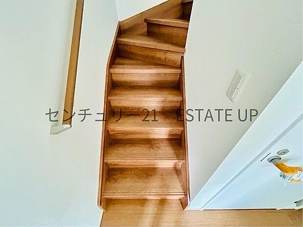 【階段】階段の途中でふと顔を合わせる、そんな日常の一コマが愛おしい。
