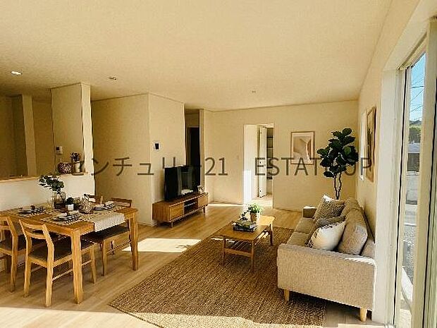 【リビング】リビング空間にキッチン。みんなで食事を楽しめる空間。※ホームステージングしているイメージ図です。