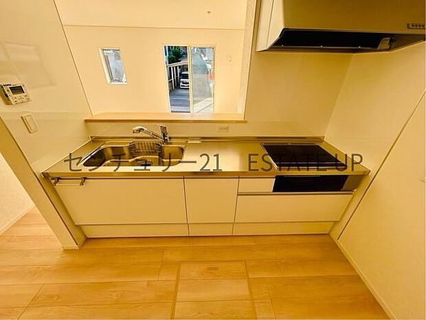 【キッチン】火力の調整が楽で安全性の高い人気のIH。お子様も見守れる対面キッチンです。