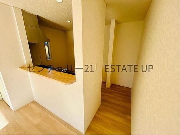 【キッチン】キッチン横にもスペースがあり収納場所にもなります♪