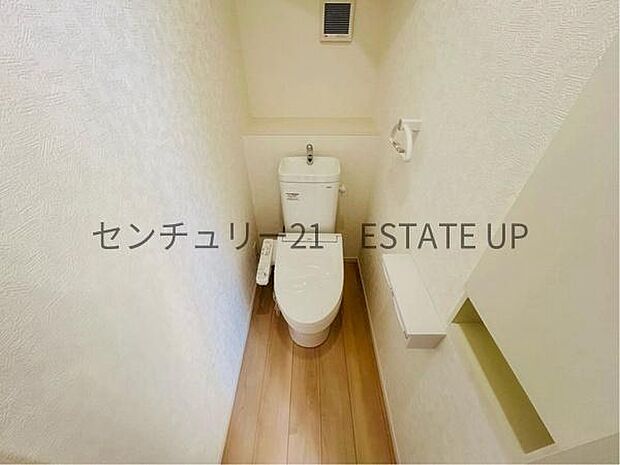【トイレ】温水洗浄便座付きのトイレです。