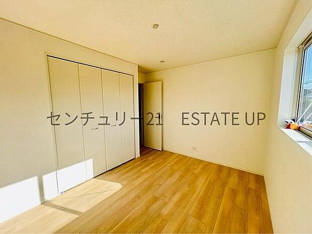 【洋室】クローゼットもあるのでライフスタイルに合わせて、多目的にお使いいただけます。