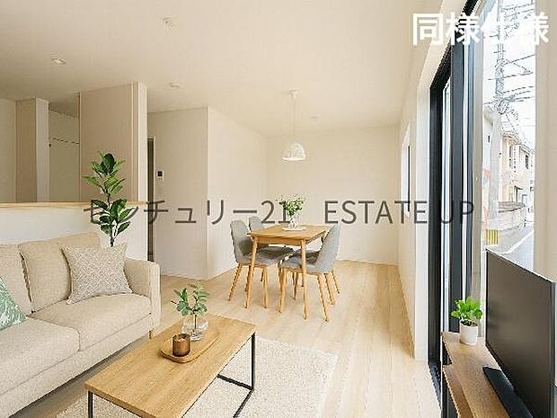 【同様仕様　リビング】広々としたリビング空間にキッチンもあり、家族団らんや来客時にもゆったり過ごせる心地よい空間。※ホームステージングしているイメージ図です。