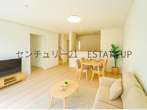 【リビング】広々としたリビング空間にキッチンもあり、家族団らんや来客時にもゆったり過ごせる心地よい空間。※ホームステージングしているイメージ図です。
