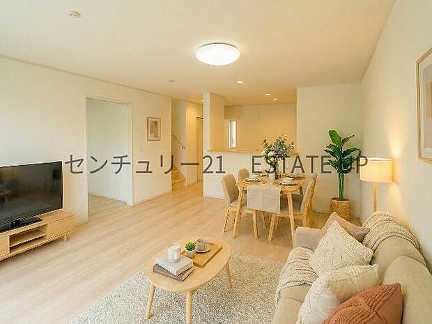 【リビング】広々としたリビング空間にキッチンもあり、家族団らんや来客時にもゆったり過ごせる心地よい空間。※ホームステージングしているイメージ図です。