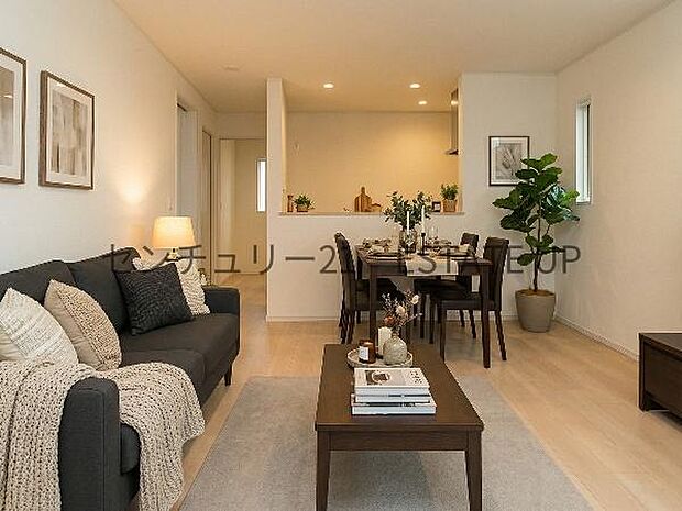 【リビング】リビング空間にキッチン。みんなで食事を楽しめる空間。※ホームステージングしているイメージ図です。