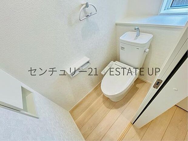 【トイレ】二階にあるトイレです。